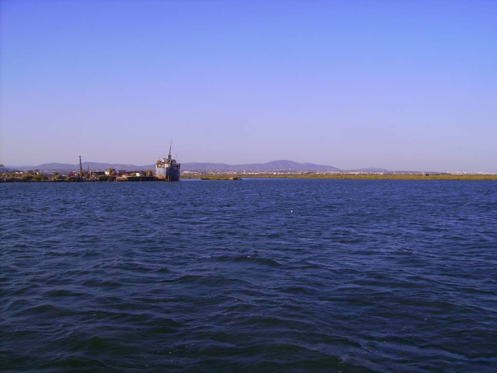 Faro Ria Formosa Barco Abandonado 
