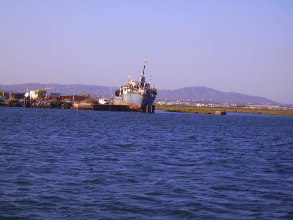 Faro Ria Formosa Barco Abandonado